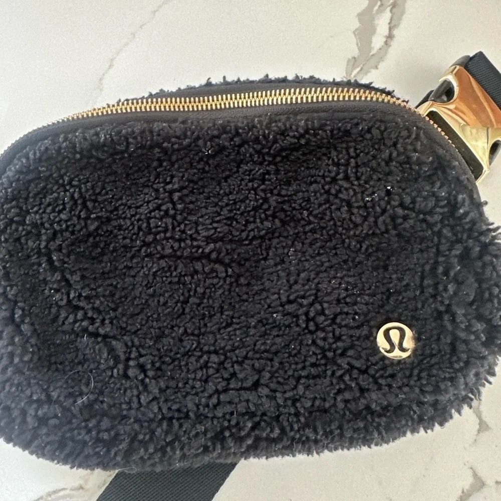 Lululemon Everywhere Fleece Belt bag